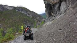 Road from Wapiti Camp to Bulk sample locations