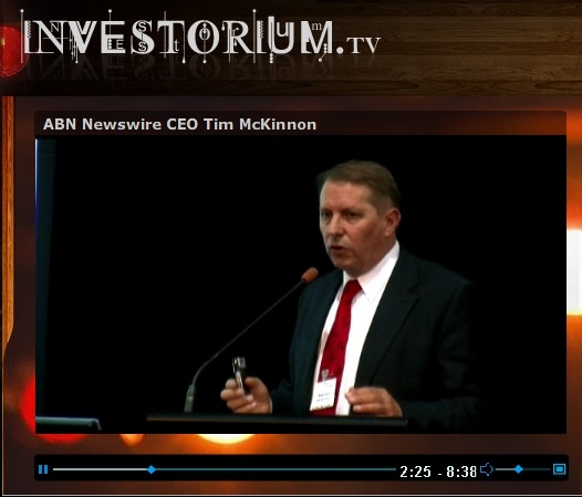 Tim McKinnon(首席執行官)向投資者講解金礦權益機會