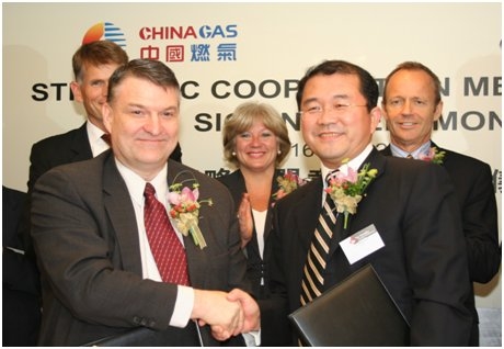 In the presence of The Honourable Stockwell Day, PC, MP (1st from right; back row), Canadian Minister for International Trade and Minister for the Asia-Pacific Gateway, Mr. Liu Ming Hui, Managing Director of China Gas (on the right) signed a Memorandum of Understanding regarding CNG cooperation with Mr. Kirk D. Livingston, CEO of IMW Compressors (Shanghai) Co., Ltd.